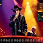 Truck Grand Prix Logo oben links. Sänger mit Cowboyhut auf der Bühne unter buntem Licht, März-Kalender unten.