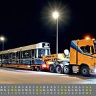 Unten ein Kalender für Januar. Oben ein LKW transportiert bei Nacht eine Straßenbahn.