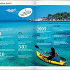 Zahlen und Fakten über die Halbinsel Chalkidiki. Im Hintergrund paddelt eine Person im gelben Kajak auf klarem Wasser.