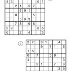 1 und 2 in Kreisen. Zwei unvollständige Sudoku-Raster mit Zahlen in einigen Feldern. Unten Glühbirnen-Symbole.