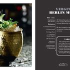 Ein goldener Becher mit Crushed Ice, Gurkenscheibe und Minze. Links steht ein Rezept für einen Virgin Berlin Mule.