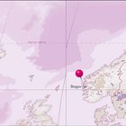 "KAPITEL 1", Kompassrose, Norden Europas, rot markiertes Bergen, lila Farbton.