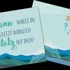 „Wann warst du zuletzt wirklich stolz auf dich?“ Hintergrund: Stilisiertes Berg- und Wellenmuster.