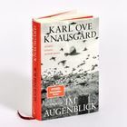 Buchtitel: "IM AUGENBLICK" von Karl Ove Knausgård; Thema: Reisen, Essays, Reportagen. Cover zeigt fliegende Vögel.