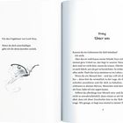 Links: Widmung für das Ungeheuer von Loch Ness. „Wenn du dich entschuldigst, gebe ich dir deine Juwelen zurück.“ Illustration: Fee. Rechts: Text „Prolog“ mit Inhalt über Geheimnisse und Feen.