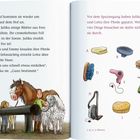 Links: Julika zupft Blätter aus Fees Mähne. Illustration: Kinder mit Pferden. Rechts oben: "A, B, C..." Utensilien zum Pferdeputzen.