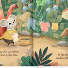 Texte: "Bist neugierig, willst was entdecken und flitzt herum in allen Ecken." "Ich hab dich lieb, mein kleines Mäuschen!"

Illustration: Zwei Mäuse bei einem roten Haus und Pilz. Wäscheständer mit Kleidung. Pflanzen und Blaubeeren im Hintergrund.