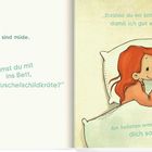 Links: "Es ist schon dunkel..." mit einem Kind und einer Stoffschildkröte. Rechts: "Erzählst du mir..." im Bett mit Schildkröte.