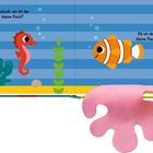 Links: "Kuckuck, wo ist der kleine Fisch?", rechts: "Da ist der kleine Fisch!". Ein oranger Fisch und ein rotes Seepferdchen.