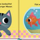 Text: "Die kleine Katze beobachtet den Fisch im glitzrigen Wasser. Fühl mal!" 
Illustration: Katze und Goldfisch im Glas.
