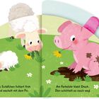 "Das Schäfchen futtert froh und wackelt mit dem Po. Am Ferkelohr klebt Dreck. Den schüttelt es rasch weg!" Zwei Tiere auf Wiese.