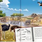 5x Zebra, 4x Giraffe, 1x Nashorn, 3x Elefant, 2x Strauss. Savanne mit Tieren an einem Fluss, Giraffen, Zebras, Nashorn, Elefanten.