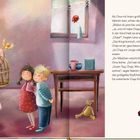 Links eine Oma mit Regenschirm und Vogelkäfig, zwei Kinder schauen zu. Rechts Fenster mit Vase, Tisch, Tasse, Buch.