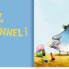 "Jetzt fehlt nur noch ein Tunnel!" Ein blauer Vogel mit grünem Hut betrachtet Sandburgen; daneben ein pinker Elefant und Sandspielzeug.