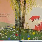 Text: "Mein Herz hüpft, wenn wir toben und einfach glücklich sind ..."

Zwei rote Füchse spielen fröhlich in einer blühenden Wiese unter Bäumen im Sonnenlicht.