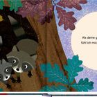 Ein runder, heller Bereich mit dem Text: "Als deine große Schwester fühl ich mich dir ganz nah ..." Zwei Waschbären in einem Baum, umrahmt von bunten Blättern.