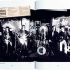 Zeitungsausschnitt oben: "Hamburg heute abend". Schwarz-weiß Foto einer Band im Club, Menschen spielen Instrumente.