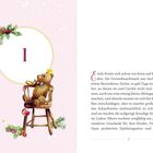 "1" zentriert auf rosa Hintergrund, verziert mit Tannenzweigen. Ein Teddybär mit Krone sitzt fröhlich auf einem Stuhl.