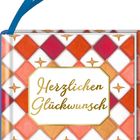 „Herzlichen Glückwunsch“ steht in geschwungener Schrift auf einem dekorativen, rautenförmigen Muster in Rot- und Orangetönen.