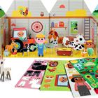 Eine bunte Bauernhof-Spielkulisse aus Papier mit Tieren, Figuren und Aufstellern in fröhlichen Farben.