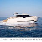 Kalender Januar, Tage nummeriert 1 bis 31. Eine luxuriöse Motoryacht fährt über ruhiges, blaues Meer.