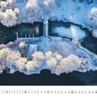 Januar, Kalender unten. Luftaufnahme eines verschneiten Parks mit Teich, Brücke und weißen Bäumen. Einige Vögel auf dem Wasser.