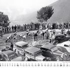 Tour de France 1939, 17. Etappe. Radfahrer auf einer Landstraße, Zuschauer am Rand, alte Autos geparkt. Januar-Kalender.