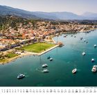 Kalender für Januar. Luftaufnahme von Gialtra, Griechenland, an der Küste mit Booten, Wohnhäusern und Grünfläche.