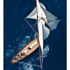 Text unten: Zahlen von 01 bis 31 für Tage. \nGroßes Segelboot mit weißen Segeln auf blauem Wasser von oben.