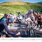 Kalender mit Tagen von 1 bis 31 unten. Radfahrer in buntem Trikot wird von jubelnden Zuschauern angefeuert, bergige Landschaft.