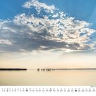 "1" und Monatskalender unten; Landschaft mit ruhigem See, Segelbooten und bewölktem Himmel; Licht der untergehenden Sonne.