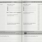 Dreigeteilte Planungsvorlage mit Zeiten, Zielen, Glaubenssätzen und Dankbarkeit. Zitate von Steve Jobs. Seitenzahl 20, 21.