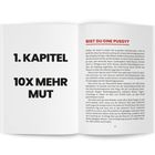 Links: "1. Kapitel", "10x mehr Mut". Rechts: "Bist du eine Pussy?" gefolgt von einem Text auf weißem Hintergrund.
