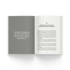 Linke Seite: „Die Welt ist ein Spiegel, der dir jeden Tag zuverlässig zeigt, wer du bist – aber nur, wenn du auch bereit bist, hinzuschauen.“

Rechte Seite: Kapitelüberschrift „6. ERKENNE DEINE PROJEKTION, DANN ENDET DEINE STAGNATION.“ Text auf der Seite beginnt mit einer persönlichen Anekdote über das Beobachten von Verhalten in einem Restaurant.