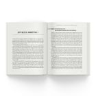 Linke Seite: "JEFF BEZOS: IMMER TAG 1"
Rechte Seite oben: "Tool 1: Kundenbesessenheit – der Kunde als Kompass jeder Entscheidung"
Ein geöffnetes Buch mit zwei Textseiten.