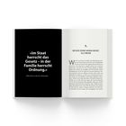 "Im Staat herrscht das Gesetz – in der Familie herrscht Ordnung.« Mafia-Zitat aus dem 20. Jahrhundert. Kapitelüberschrift: Besser deine Mama weint, als meine." Ein offenes Buch zeigt links ein Zitat auf schwarzem Hintergrund, rechts beginnt ein Textabsatz.
