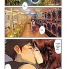 24H SB Wäschsalon. Mh... Haah... A-Chiang, warte... Mir doch egal! Paar küsst sich in einem Waschsalon, romantische Szene.