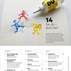 Texte: 
1. „DU“ auf einer Flasche
2. „14 Sie, du – doch Sie?“
3. „Verstehen, Entdecken, Leben“
Illustration von bunten Figuren unter einer Flüssigkeit.