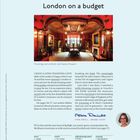 London on a budget. Ein reich dekorierter Raum im Sir John Soane’s Museum mit roter Beleuchtung und antiken Möbeln.