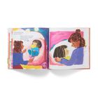 „Soll ich dich mal in den Arm nehmen?“ Illustration mit Kind im Bett, Erwachsene daneben. Bunte, warme Farben.