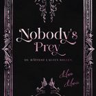 „Nobody's Prey“ und „Du hättest laufen sollen“ stehen in kunstvollen Buchstaben. Verschnörkelter, floraler Rahmen.