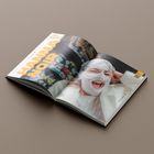 Text in großen Buchstaben: "HANNA NOIR". Rechts eine Person mit einer gestrickten Gesichtsmaske.