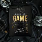 Titel: "Bookish Game", Text: "Schreib oder stirb, Darling.". Dunkle, elegante Anordnung mit Schmuck und Kristallen.