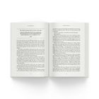 Vor der Begegnung. Kapitelüberschrift und Fließtext in einem geöffneten Buch. Texte handeln von Projekten und Herausforderungen.