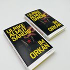 „ULRIKE ALMUT SANDIG IM ORKAN“ in gelber Schrift auf dem Buchcover. Zwei Bücher liegen nebeneinander.
