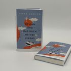 Buchtitel: "Kylian und das Buch meines Lebens" von Anne Akrich. Zwei Bücher mit blauer, illustrierter Wolkendecke.