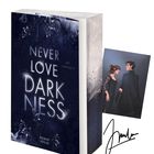 „NEVER LOVE DARKNESS“ von Jay Lahinch. Dunkles Buchcover, daneben eine Illustration von zwei Personen und eine Unterschrift.