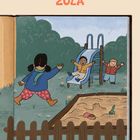 Oben steht „ZULA“. Kinder spielen im Regen auf einer Rutsche und im Sandkasten, umgeben von Bäumen.