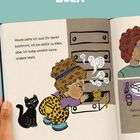 Text: "Heute ziehe ich aus! Ihr denkt bestimmt, ich bin dafür zu klein, aber ich habe wirklich keine andere Wahl."
Illustration: Ein Kind mit Locken und Überwurfhose beugt sich über eine offene Schublade mit Katze. Daneben steht eine schwarze Katze.