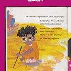 Text: "Sie sind sehr begeistert von Amos Zeichnungen... fehlen ihm die Worte." Illustration eines Kindes mit Locken, sitzt im Gras.